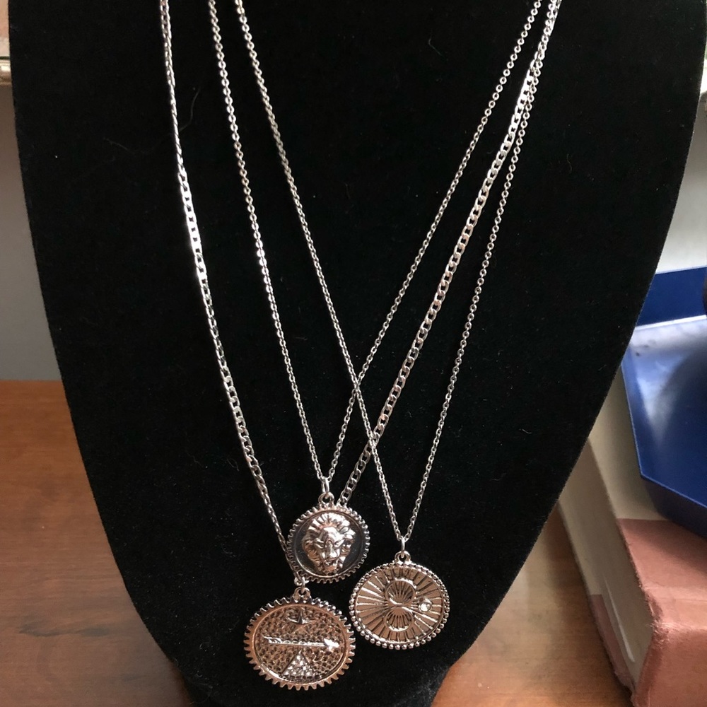 Three stand pendant necklace